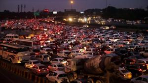 Traffic snarls at Bhuteshwar Mandir Chowk near Sadar Bazaar in Sector 11 might soon be resolved with the Gurugram Metropolitan Development Authority’s (GMDA) plan to turn the crowded intersection into a clockwise roundabout by July.(PTI) Traffic snarls at Bhuteshwar Mandir Chowk near Sadar Bazaar in Sector 11 might soon be resolved with the Gurugram Metropolitan Development Authority’s (GMDA) plan to turn the crowded intersection into a clockwise roundabout by July.(PTI)