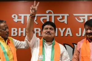 Former TMC leader Arjun Singh (C) with BJP senior leaders Kailash Vijayvargiya (R) and Mukul Roy (L) after joining Bharatiya Janata Party at BJP HQ in New Delhi, India on Thursday, March 14, 2019.(Sonu Mehta/HTFILE PHOTO) Former TMC leader Arjun Singh (C) with BJP senior leaders Kailash Vijayvargiya (R) and Mukul Roy (L) after joining Bharatiya Janata Party at BJP HQ in New Delhi, India on Thursday, March 14, 2019.(Sonu Mehta/HTFILE PHOTO)