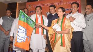 Chief minister Devendra Fadnavis welcomes Pravin Chheda from the Congress and Bharati Pawar from the NCP into the BJP, at Churchgate on Friday.(Anshuman Poyrekar/HT Photo) Chief minister Devendra Fadnavis welcomes Pravin Chheda from the Congress and Bharati Pawar from the NCP into the BJP, at Churchgate on Friday.(Anshuman Poyrekar/HT Photo)