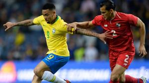 Panama's defender Vargas (R) vies with Brazil's forward Gabriel Jesus during an international friendly.(AFP)