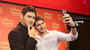 Actor Mahesh Babu (right) with his wax statue at Madame Tussauds in Singapore.(Twitter) Actor Mahesh Babu (right) with his wax statue at Madame Tussauds in Singapore.(Twitter)