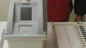 Patna, India - January 18, 2019: An electoral officer demonstrates the Electronic Voting Machine (EVM) and Voter Verifiable Paper Audit Trail (VVPAT) during the review meeting of poll preparedness of the state for the upcoming general elections, in Patna, Bihar, India, on Friday, January 18, 2019. (Photo by Parwaz Khan / Hindustan Times)(Parwaz Khan /HT PHOTO)