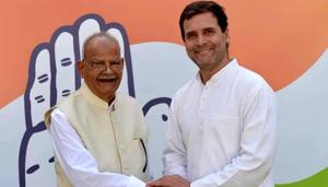 Former union minister Sukh Ram Sharma with Congress president Rahul Gandhi at Delhi, on Monday, March 25 2019.(HT Photo) Former union minister Sukh Ram Sharma with Congress president Rahul Gandhi at Delhi, on Monday, March 25 2019.(HT Photo)