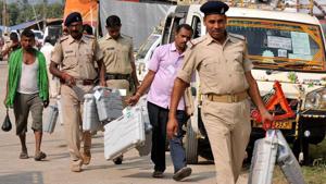 Police personnel carry EVM machines to polling booths.(PTI) Police personnel carry EVM machines to polling booths.(PTI)