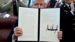 U.S. President Donald Trump holds up his veto of the congressional resolution to end his emergency declaration to get funds to build a border wall after signing it in the Oval Office of the White House in Washington, U.S., March 15, 2019.(REUTERS PHOTO) U.S. President Donald Trump holds up his veto of the congressional resolution to end his emergency declaration to get funds to build a border wall after signing it in the Oval Office of the White House in Washington, U.S., March 15, 2019.(REUTERS PHOTO)