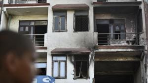 The building in Abul Fazal Enclave, Jamia Nagar, that caught fire on Tuesday, March 26, 2019.(Burhaan Kinu/HT PHOTO) The building in Abul Fazal Enclave, Jamia Nagar, that caught fire on Tuesday, March 26, 2019.(Burhaan Kinu/HT PHOTO)