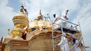 Volunteers of the ‘Guru Nanak Nishkam Sewak Jatha’ cleaning the gold plating on the Golden Temple in Amritsar on Thursday.(HT Photo) Volunteers of the ‘Guru Nanak Nishkam Sewak Jatha’ cleaning the gold plating on the Golden Temple in Amritsar on Thursday.(HT Photo)