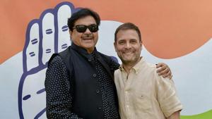 The hitch in the Mahagathbandhan (grand alliance) apparently also delayed the induction of rebel Bharatiya Janata Party (BJP) leader Shatrughan Sinha in the Congress.(HT PHOTO) The hitch in the Mahagathbandhan (grand alliance) apparently also delayed the induction of rebel Bharatiya Janata Party (BJP) leader Shatrughan Sinha in the Congress.(HT PHOTO)