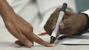 People cast their vote during the BMC elections at Ghodapdeo in Mumbai, India, on Tuesday, February 21, 2017.(Anshuman Poyrekar/HT PHOTO) People cast their vote during the BMC elections at Ghodapdeo in Mumbai, India, on Tuesday, February 21, 2017.(Anshuman Poyrekar/HT PHOTO)