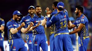 Mumbai Indian's players celebrate a dismissal against Delhi Capitals.(PTI) Mumbai Indian's players celebrate a dismissal against Delhi Capitals.(PTI)