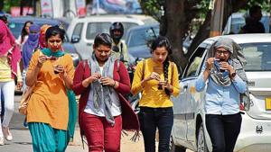 The maximum temperature on Thursday was recorded at 34.8 degrees Celsius — a rise of more than four degrees Celsius from Wednesday’s maximum temperature.(Yogesh Kumar/HT Photo) The maximum temperature on Thursday was recorded at 34.8 degrees Celsius — a rise of more than four degrees Celsius from Wednesday’s maximum temperature.(Yogesh Kumar/HT Photo)