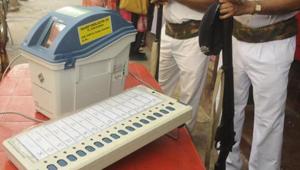 The Election Commission (EC) of India on Friday told the Supreme Court that any change in the present method of counting voter-verified paper audit trail (VVPAT) slips at this stage may not be feasible.(HT File Photo)