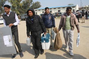 Jhunjhunu’s election office has ordered health check-up of all those who have sought exemption from polling duty on medical grounds.(HT File / Photo used for representational purpose) Jhunjhunu’s election office has ordered health check-up of all those who have sought exemption from polling duty on medical grounds.(HT File / Photo used for representational purpose)
