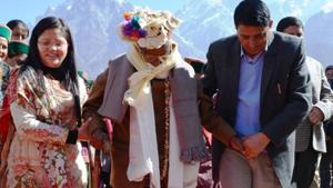 India’s first voter,100-year-old Shyam Saran Negi, on his way to cast his vote, at Kalpa, in Kinnaur, Himachal Pradesh, India, on November 9, 2017.(HT File) India’s first voter,100-year-old Shyam Saran Negi, on his way to cast his vote, at Kalpa, in Kinnaur, Himachal Pradesh, India, on November 9, 2017.(HT File)