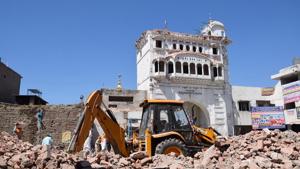 The historic Deori of Darbar Sahib in Tarn Taran after it was demolished on Saturday late night.(HT Photo) The historic Deori of Darbar Sahib in Tarn Taran after it was demolished on Saturday late night.(HT Photo)