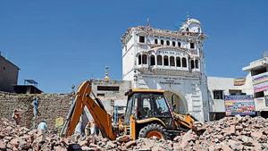 Historic Tarn Taran gurdwara’s ‘darshani deori’ razed, row erupts(Sameer Sehgal/HT) Historic Tarn Taran gurdwara’s ‘darshani deori’ razed, row erupts(Sameer Sehgal/HT)