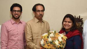 BJP MP Poonam Mahajan (extreme right), met Shiv Sena chief Uddhav Thakeray (centre) and Yuva Sena chief Aaditya Thackeray at the Sena chief’s residence in Mumbai.(PRABHAKAR VARADKAR/ HT PHOTO) BJP MP Poonam Mahajan (extreme right), met Shiv Sena chief Uddhav Thakeray (centre) and Yuva Sena chief Aaditya Thackeray at the Sena chief’s residence in Mumbai.(PRABHAKAR VARADKAR/ HT PHOTO)