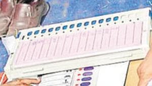 Polling officers check EVMs at an EVM distribution centre.(Burhaan Kinu/HT photo) Polling officers check EVMs at an EVM distribution centre.(Burhaan Kinu/HT photo)