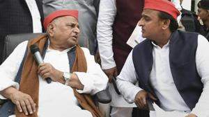 Samajwadi Party leaders Mulayam Singh Yadav and Akhilesh Yadav.(PTI) Samajwadi Party leaders Mulayam Singh Yadav and Akhilesh Yadav.(PTI)