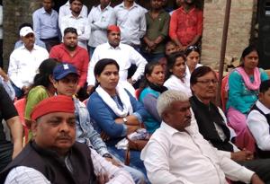 Voters of Mohanlalganj area during an interaction with BBAU students.(HT Photo) Voters of Mohanlalganj area during an interaction with BBAU students.(HT Photo)