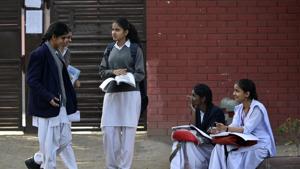 Students seen doing their last-minute revision ahead of the Physics exam for 12th standard Central Board of Secondary Education (CBSE) board at Mandi House in New Delhi on March 5, 2019.(Biplov Bhuyan/HT file) Students seen doing their last-minute revision ahead of the Physics exam for 12th standard Central Board of Secondary Education (CBSE) board at Mandi House in New Delhi on March 5, 2019.(Biplov Bhuyan/HT file)