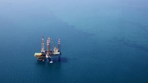 An offshore drilling platform at Manifa , operated by Saudi Aramco. The company on Monday published its first ever profit figures revealing that Ghawar oilfield pumps a maximum of 3.8 million barrels a day -- well below the more than 5 million that had become conventional wisdom in the market.(Bloomberg file photo) An offshore drilling platform at Manifa , operated by Saudi Aramco. The company on Monday published its first ever profit figures revealing that Ghawar oilfield pumps a maximum of 3.8 million barrels a day -- well below the more than 5 million that had become conventional wisdom in the market.(Bloomberg file photo)
