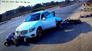 The driver had to reverse the car so the woman could be pulled out.(Screengrab) The driver had to reverse the car so the woman could be pulled out.(Screengrab)