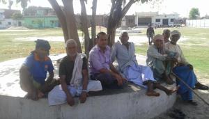 Residents of Gahmar village in Ghazipur discussing prospects of various parties in Lok Sabha elections(HT) Residents of Gahmar village in Ghazipur discussing prospects of various parties in Lok Sabha elections(HT)