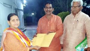 Former Bihar Chief minister and RJD leader Rabri Devi giving symbol to Chatra Lok Sabha constituency candidate Subhash Yadav (centre)(HT File) Former Bihar Chief minister and RJD leader Rabri Devi giving symbol to Chatra Lok Sabha constituency candidate Subhash Yadav (centre)(HT File)