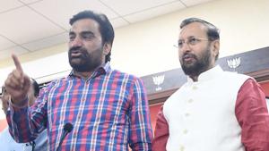 Rashtriya Loktantrik Party MLA from Khinvsar, Hanuman Beniwal announced an alliance with the BJP for the LS polls, April 4, 2019.(HT Photo) Rashtriya Loktantrik Party MLA from Khinvsar, Hanuman Beniwal announced an alliance with the BJP for the LS polls, April 4, 2019.(HT Photo)