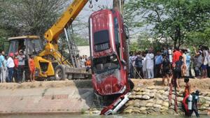 A rescue team pulling out the car from the Bhakra Canal with help of a crane, at Patiala-Nabha highway on Saturday.(HT Photo) A rescue team pulling out the car from the Bhakra Canal with help of a crane, at Patiala-Nabha highway on Saturday.(HT Photo)