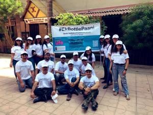 Using the hashtag #EkBottlePaani, students also took to social media to create awareness about helping the Metro workers.(ht photo) Using the hashtag #EkBottlePaani, students also took to social media to create awareness about helping the Metro workers.(ht photo)