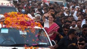 An elderly woman gives blessings to Priyanka in Fatehpur on Saturday(HT) An elderly woman gives blessings to Priyanka in Fatehpur on Saturday(HT)