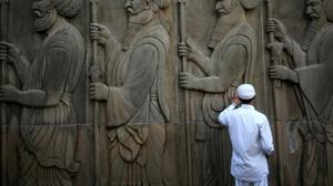 A man touches the wall of a Parsi fire temple. A newsletter of the Parsi community has been banned by the Bombay Parsi Punchayet after it published reports on alleged corruption in property deals linked to the BPP.((Reuters File) A man touches the wall of a Parsi fire temple. A newsletter of the Parsi community has been banned by the Bombay Parsi Punchayet after it published reports on alleged corruption in property deals linked to the BPP.((Reuters File)