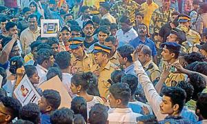 Citizens took out a rally near Juhu police station on Sunday to demand justice for the minor girl and stringent action against the accused.(Satyabrata Tripathy/HT Photo) Citizens took out a rally near Juhu police station on Sunday to demand justice for the minor girl and stringent action against the accused.(Satyabrata Tripathy/HT Photo)