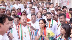 Congress candidate Mohan Joshi(centre) met with vegetable vendors at Market Yard on Sunday.(HT PHOTO) Congress candidate Mohan Joshi(centre) met with vegetable vendors at Market Yard on Sunday.(HT PHOTO)