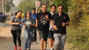 People participate in the 400-metre run during the running workshop organised by Hindustan Times in Sector 52. (Below) Dr Rajat Chauhan interacts with the audience before running.(Parveen Kumar/HT Photo) People participate in the 400-metre run during the running workshop organised by Hindustan Times in Sector 52. (Below) Dr Rajat Chauhan interacts with the audience before running.(Parveen Kumar/HT Photo)