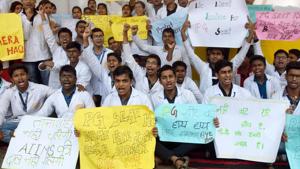 Junior doctors demonstrate during strike at Patna Medical College & Hospital in Patna, Bihar, on Monday April 8,2019.(Santosh Kumar / HT Photo) Junior doctors demonstrate during strike at Patna Medical College & Hospital in Patna, Bihar, on Monday April 8,2019.(Santosh Kumar / HT Photo)