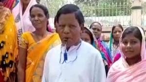 Sudarshan Lohar blows a whistle as he moves door-to-door while canvassing for votes.(HT Photo) Sudarshan Lohar blows a whistle as he moves door-to-door while canvassing for votes.(HT Photo)
