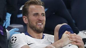 Tottenham Hotspur's English striker Harry Kane (C) receives medical treatment before leaving the pitch.(AFP) Tottenham Hotspur's English striker Harry Kane (C) receives medical treatment before leaving the pitch.(AFP)
