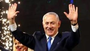 Israeli Prime Minister Benjamin Netanyahu and his wife Sara react as they stand on stage following the announcement of exit polls in Israel's parliamentary election at the party headquarters in Tel Aviv.(REUTERS PHOTO) Israeli Prime Minister Benjamin Netanyahu and his wife Sara react as they stand on stage following the announcement of exit polls in Israel's parliamentary election at the party headquarters in Tel Aviv.(REUTERS PHOTO)