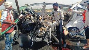 Wreckage of the vehicle that met with an accident being removed from the Agra-Lucknow Expressway on Thursday.(HT Photo) Wreckage of the vehicle that met with an accident being removed from the Agra-Lucknow Expressway on Thursday.(HT Photo)