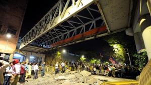 CSMT FoB collapse: 57-year-old woman becomes seventh victim. (Photo by Bhushan Koyande/HT)(HT PHOTO) CSMT FoB collapse: 57-year-old woman becomes seventh victim. (Photo by Bhushan Koyande/HT)(HT PHOTO)