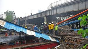 Foot overbridge collapses in Vashi; 2 injured(Satyabrata Tripathy/HT Photo) Foot overbridge collapses in Vashi; 2 injured(Satyabrata Tripathy/HT Photo)