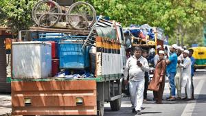 Trucks being loaded with material removed during the anti-encroachment drive at Nizamuddin on Sunday.(Burhaan Kinu/HT Photo) Trucks being loaded with material removed during the anti-encroachment drive at Nizamuddin on Sunday.(Burhaan Kinu/HT Photo)