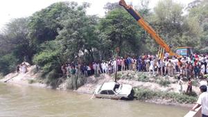 The drowned car being recovered from the canal in Fazilka on Sunday.(HT Photo) The drowned car being recovered from the canal in Fazilka on Sunday.(HT Photo)