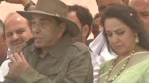 Hema Malini’s husband Dharmendra who is also a veteran bollywood actor joined his wife in the poll campaign in Mathura.(ANI) Hema Malini’s husband Dharmendra who is also a veteran bollywood actor joined his wife in the poll campaign in Mathura.(ANI)