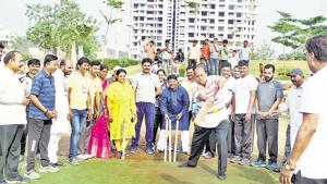 Congress Lok Sabha candidate for Pune, Mohan Joshi, plays cricket with youngsters on Sunday, during a visit to Taljai hills as a part of his campaign, ahead of elections.(HT PHOTO)