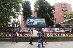 People walk past the Election Commission of India office building in New Delhi, India March 11, 2019. REUTERS/Adnan Abidi/File Photo(REUTERS FIle Photo)