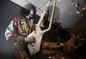 Born of her passion for rock and roll, Dong’s first translated book on The Doors was published in 2008.(AP FILE PHOTO) Born of her passion for rock and roll, Dong’s first translated book on The Doors was published in 2008.(AP FILE PHOTO)